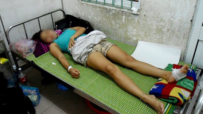 Chị Trang bị hàng chục vết đạn găm vào phía sau hai chân