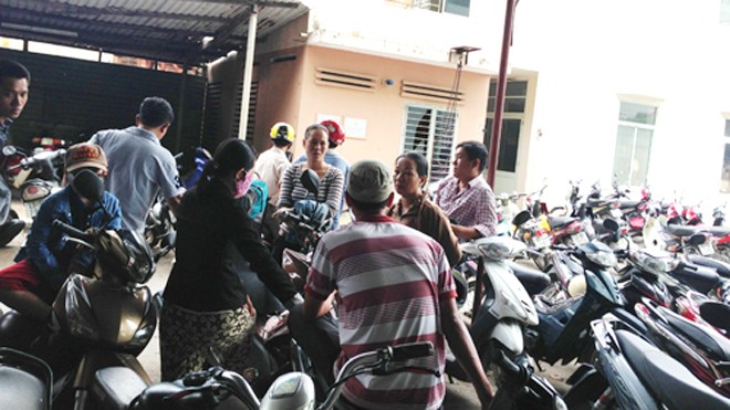 Người nhà, hàng xóm thương tiếc bà Cúc đang chờ trước nhà xác Bệnh viện Đà Nẵng để nhận thi thể về tổ chức tang lễ