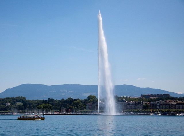 Đài phun Jet d’Eau, biểu tượng của Geneva, Thụy Sĩ, thu hút nhiều khách du lịch đến chiêm ngưỡng