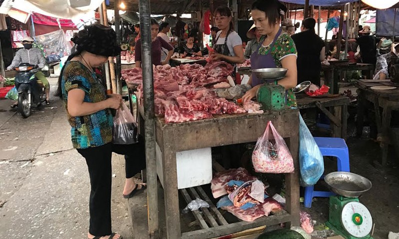 Cùng tại chợ Đại Từ, nửa chợ trên bán thịt lợn với giá từ 55.000-70.000 đồng/kg tùy loại