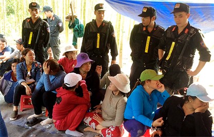 Nhiều người tham gia sới xóc đĩa trong rừng bị cảnh sát khống chế