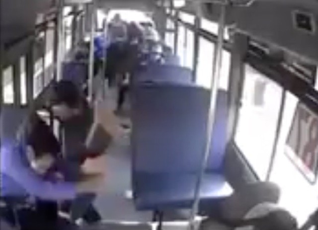 Nghi can Gương dùng dao tấn công nữ tiếp viên xe buýt. Ảnh cắt từ camera an ninh trên xe