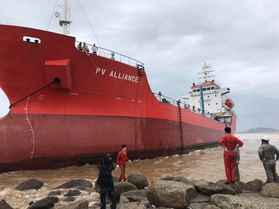 Tàu vận tải chở dầu PV Alliance đang chờ tiếp nhận xăng, dầu từ nhà máy lọc dầu Dung Quất thì bị đứt neo trôi dạt. Ảnh Nguyễn Ngọc