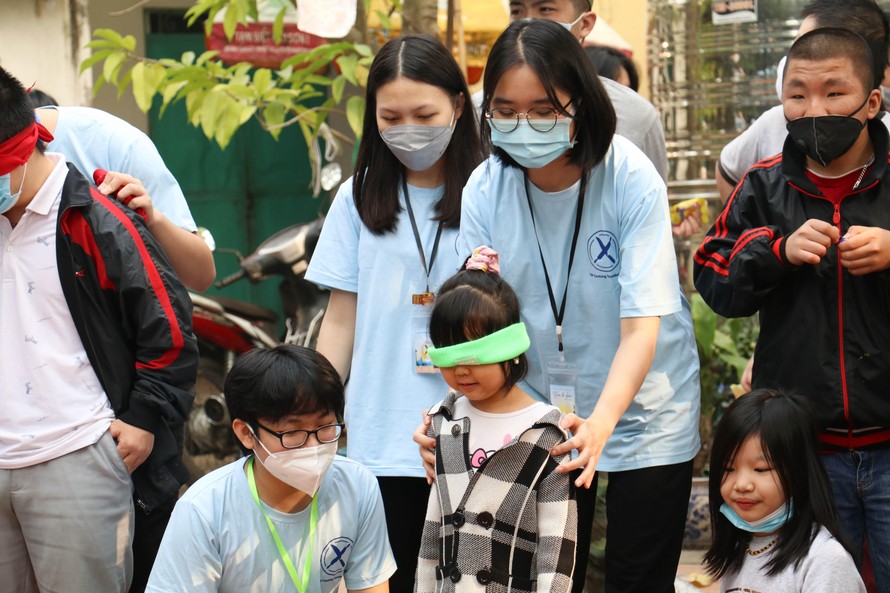 Học sinh trường THPT chuyên Đại học Sư phạm Hà Nội vui chơi cùng các em nhỏ thiệt thòi tại Trung tâm dạy nghề từ thiện Quỳnh Hoa