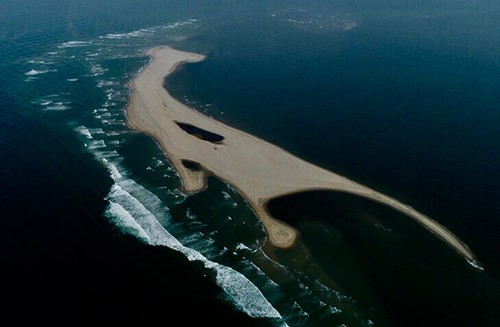 Ảnh: cồn cát rộng 15ha nổi lên ở biển Cửa Đại, Quảng Nam. 