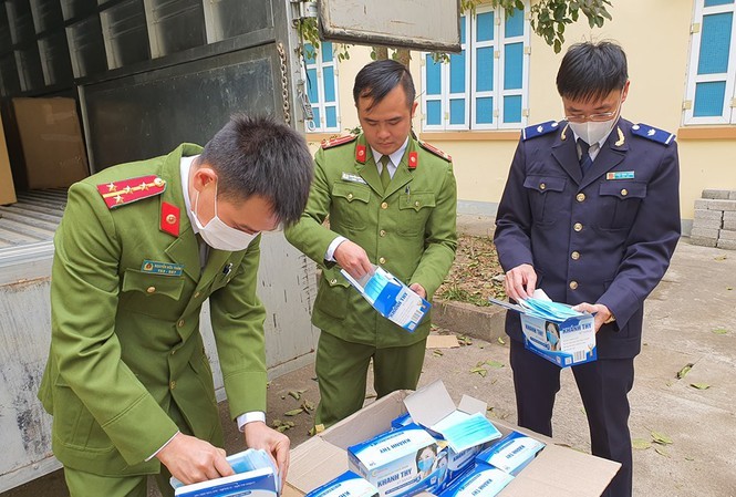 Công an tỉnh Hà Giang thu giữ gần 62.000 khẩu trang chuyển bị xuất lậu sang Trung Quốc.
