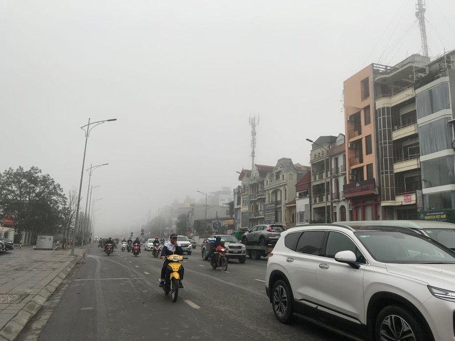 Ô nhiễm không khí kết hợp sương mù khiến Hà Nội mờ mịt từ hôm qua. Ảnh: Nguyễn Hoài.