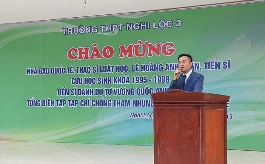 Ông Lê Hoàng Anh Tuấn chia sẻ với các thế hệ học sinh đang theo học tại trường THPT Nghi Lộc III