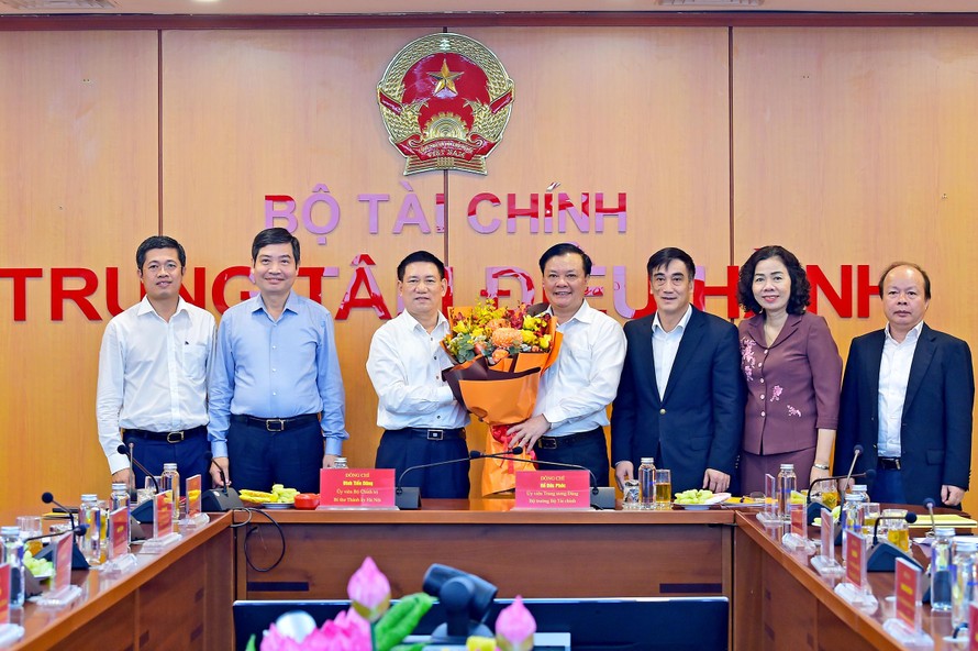 Tân Bí thư Thành ủy Hà Nội cùng đại diện Bộ Tài chính tặng hoa cho tân Bộ trưởng Tài chính Hồ Đức Phớc