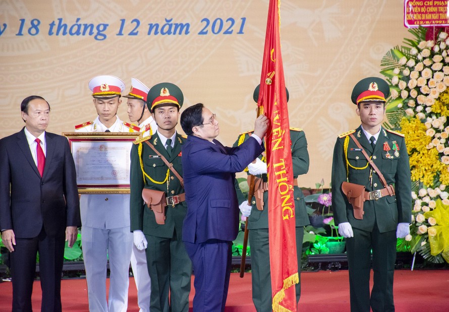 Thủ tướng Chính phủ Phạm Minh Chính gắn Huân chương Độc lập hạng Nhất lên Cờ truyền thống của Đảng bộ, chính quyền và nhân dân tỉnh Bà Rịa-Vũng Tàu.