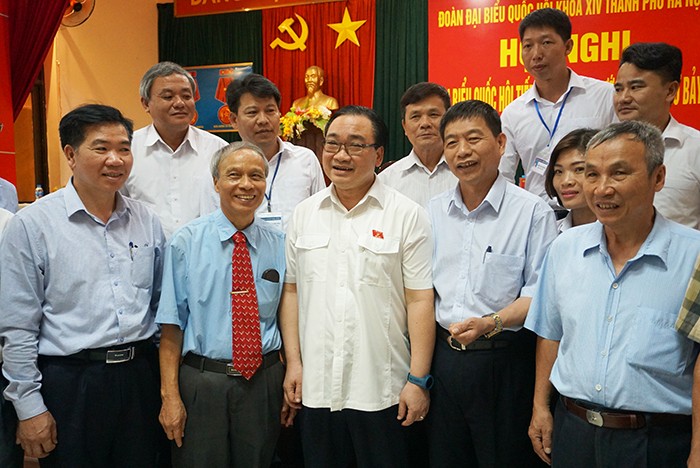 Bí thư Thành ủy Hà Nội Hoàng Trung Hải cùng các cử tri Thị xã Sơn Tây