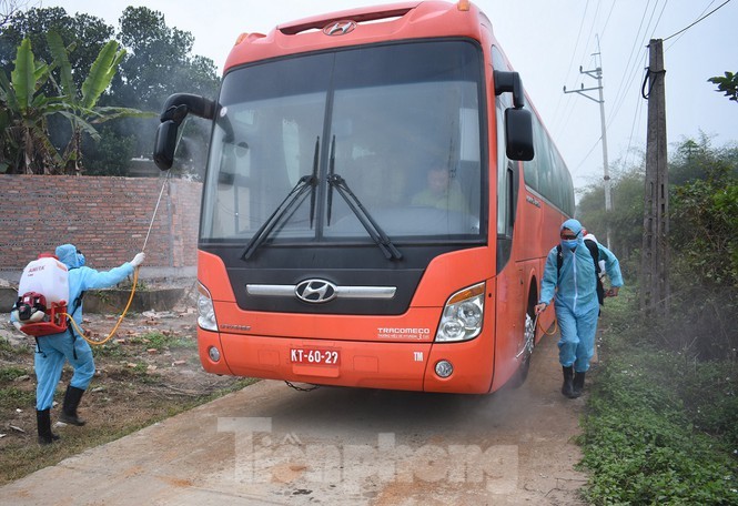 Nhiều chuyến xe đưa người về khu cách ly tập trung ở Trường Quân sự (Sơn Tây, Hà Nội) - Ảnh: Nguyễn Minh
