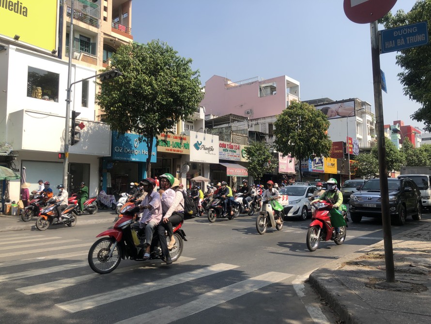 Đường sá Sài Gòn dần tấp nập hơn