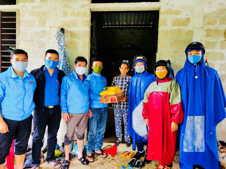 Huyện đoàn huyện Quảng Điền tặng quà cho người nghèo