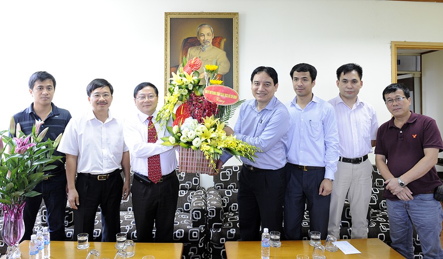 Bí thư Thứ nhất T.Ư Đoàn Nguyễn Đắc Vinh tặng hoa chúc mừng cán bộ, phóng viên báo Tiền Phong.