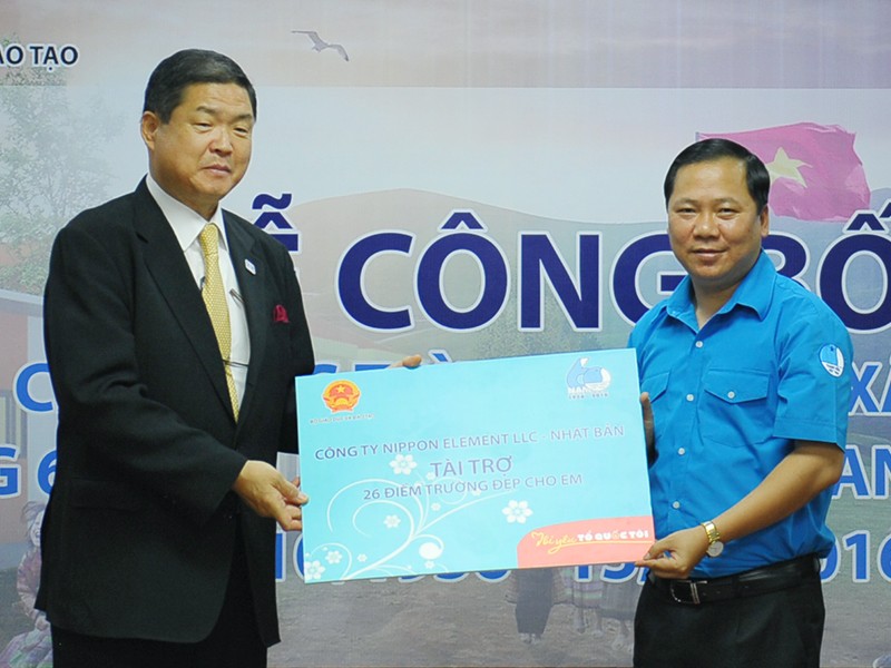 Anh Nguyễn Phi Long nhận tài trợ 26 điểm Trường đẹp cho em