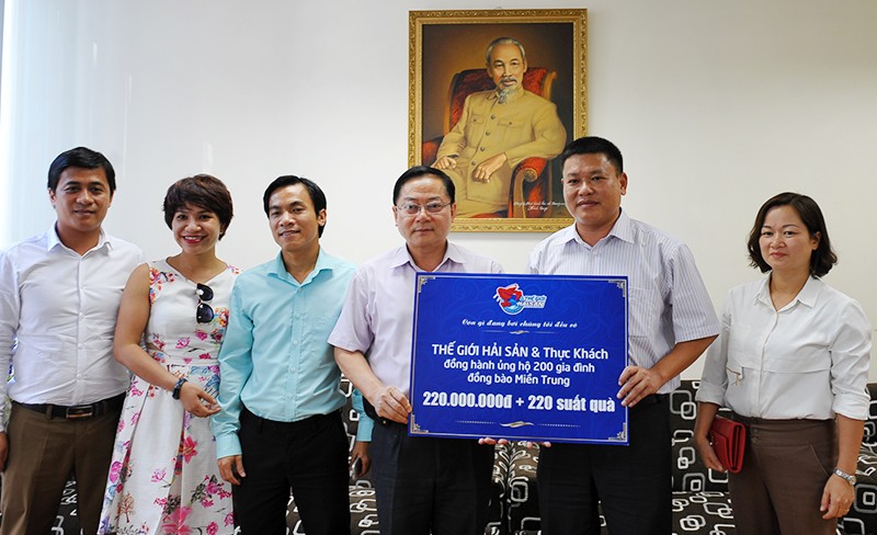 Tổng biên tập Báo Tiền Phong Lê Xuân Sơn đã tiếp nhận tấm lòng của Thế giới Hải sản và thực khách.