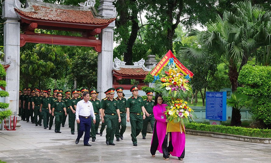 Đoàn đại biểu Bộ CHQS tỉnh Nghệ An dâng hoa, dâng hương tại Khu di tích Kim Liên