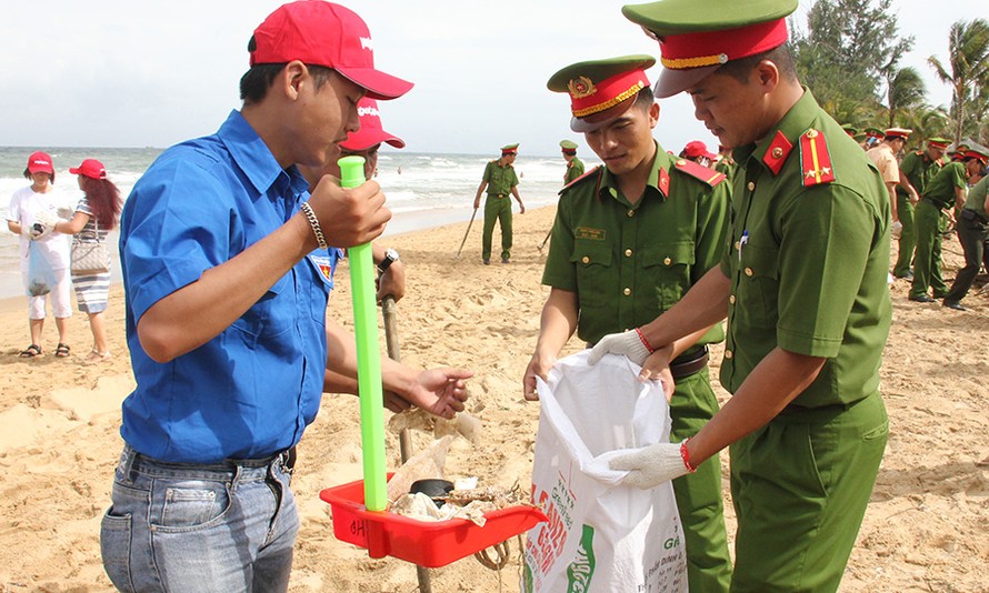 Đông đảo tình nguyện viên ra quân Chiến dịch 'Hãy làm sạch biển'