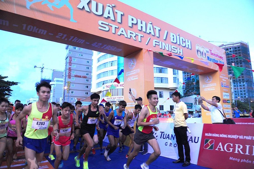 Tiền Phong Marathon 2019: Tranh đua quyết liệt từ tinh mơ