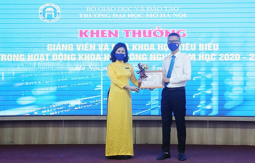 PGS. TS Nguyễn Mai Hương, Bí thư Đảng ủy, Chủ tịch Hội đồng trường trao khen thưởng tới các giảng viên có thành tích trong nghiên cứu khoa học.