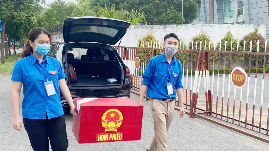 Thanh niên tình nguyện quận Long Biên mang hòm phiếu đến các đơn vị đặc thù.