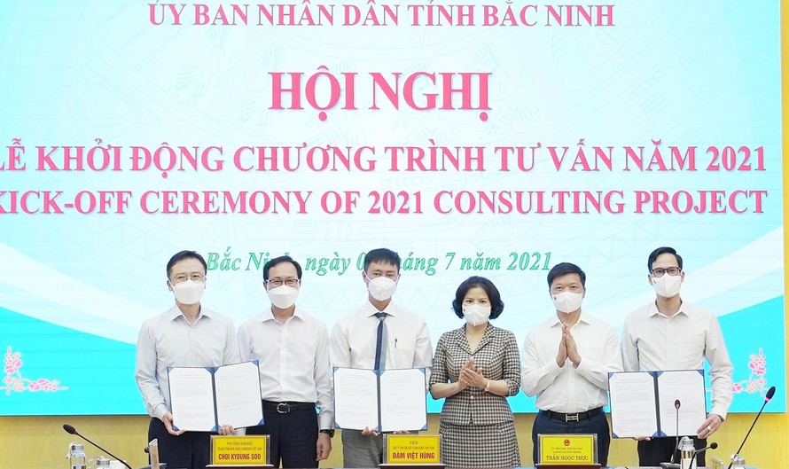Chủ tịch UBND tỉnh Bắc Ninh Nguyễn Hương Giang và Tổng giám đốc Samsung Việt Nam Choi Joo Ho chứng kiến lễ ký kết tư vấn doanh nghiệp.