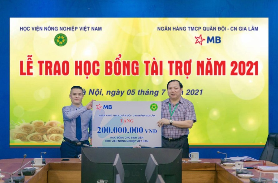 Ông Nguyễn Thanh Hải - Giám đốc Ngân hàng TMCP Quân đội, chi nhánh Gia Lâm trao học bổng tài trợ cho sinh viên trị giá 200 triệu đồng.