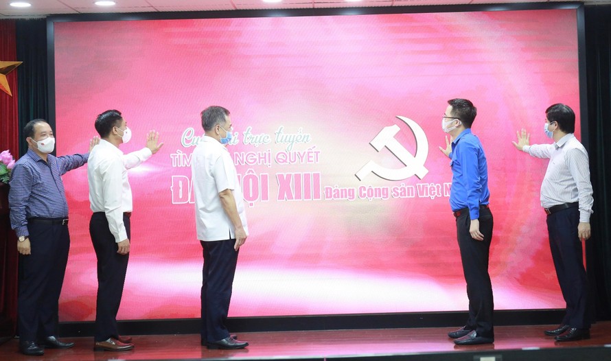 Các đồng chí lãnh đạo chính thức bấm nút phát động cuộc thi