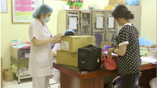 Điều dưỡng trưởng Khoa Truyền nhiễm (Bệnh viện Nhi T.Ư) nhận máy hỗ trợ thở từ nhóm chị Lê Lan