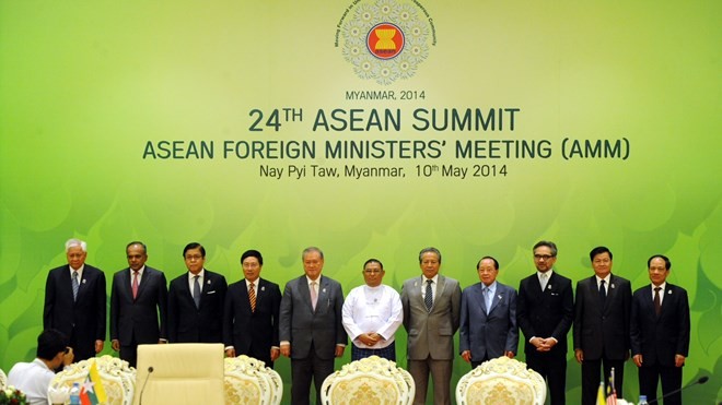 Tổng Thư ký ASEAN Lê Lương Minh (ngoài cùng, bên phải) và các bộ trưởng ngoại giao ASEAN trước Hội nghị Bộ trưởng Ngoại giao ASEAN tại thủ đô Nay Pyi Taw của Myanmar hôm 10/5. Ảnh: Xinhua.