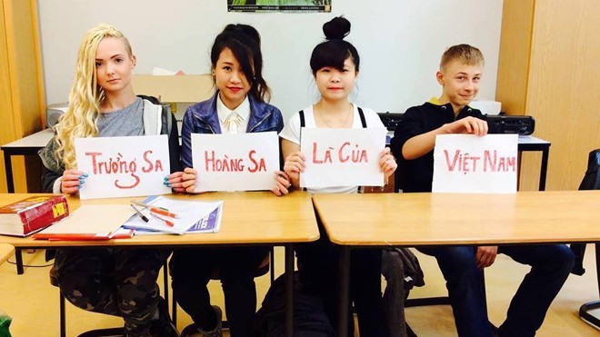 Bạn trẻ quốc tế ủng hộ Việt Nam. Ảnh: T.L