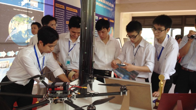  Các nhà khoa học trẻ của Trung tâm Vệ tinh Quốc gia trưng bày mô hình tên lửa tự tạo tại ngày hội khoa học và công nghệ Việt Nam 18/5. Ảnh: Nguyễn Hoài
