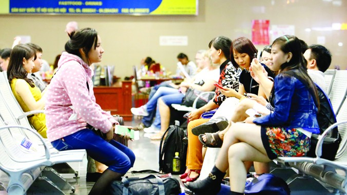Hành khách bị chậm, hủy chuyến bay phải ngồi chờ ở sân bay Nội Bài-Hà Nội. Ảnh: Ngọc Châu