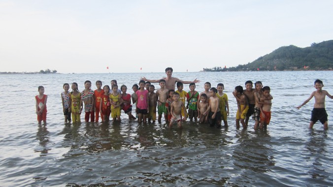 Thầy giáo Lê Văn Tùng cùng học sinh tại lớp học bơi