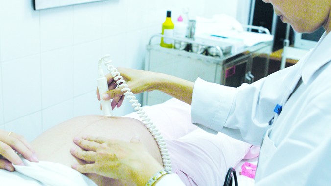Khám thai định kỳ tại Bệnh viện Phụ sản Trung ương. Ảnh: Hồng Vĩnh