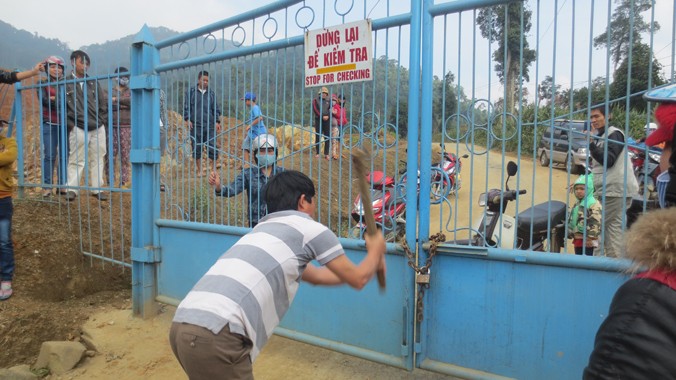 Người dân vây nhà máy vàng Phước Sơn để đòi nợ hồi cuối năm 2013. Ảnh: Nguyễn Thành