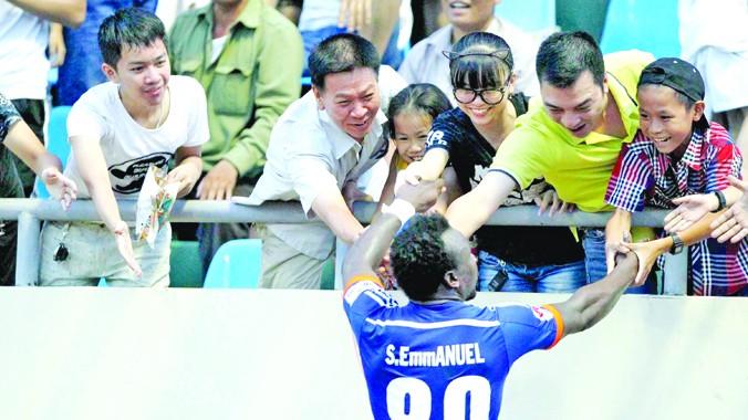 CĐV Quảng Ninh chia vui với cầu thủ nhà mà không ngờ rằng họ đang chứng kiến màn kịch của một nhóm cầu thủ đội khách Đồng Nai. Ảnh: VSI