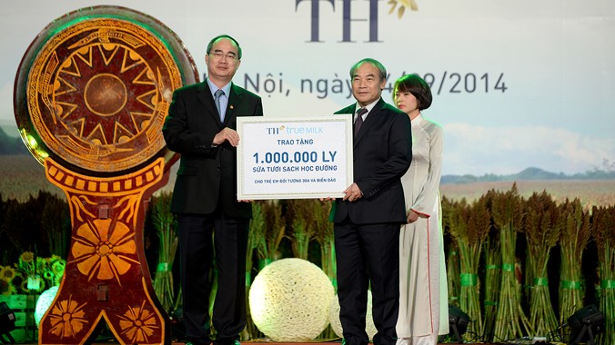 Chủ tịch Ủy ban Trung ương Mặt trận Tổ quốc Việt Nam Nguyễn Thiện Nhân trao tượng trưng 1 triệu ly sữa học đường TH (TH school MILK) cho lãnh đạo Bộ Giáo dục và Đào tạo