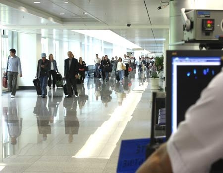  Kiểm tra thân nhiệt của hành khách là cách mà Trung tâm Kiểm dịch y tế quốc tế từng thực hiện tại sân bay Tân Sơn Nhất trong dịch cúm H1N1 trước đây. Ảnh: Thiên Chương (VnExpress)