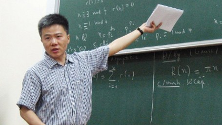 Khi đứng trên bục giảng, Giáo sư Ngô Bảo Châu không để cho mình bị xao nhãng. 