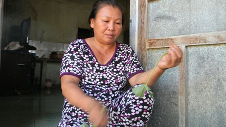 Chị Nguyễn Thị Hoa sống một mình khi ba đứa con gái đã cưới chồng.