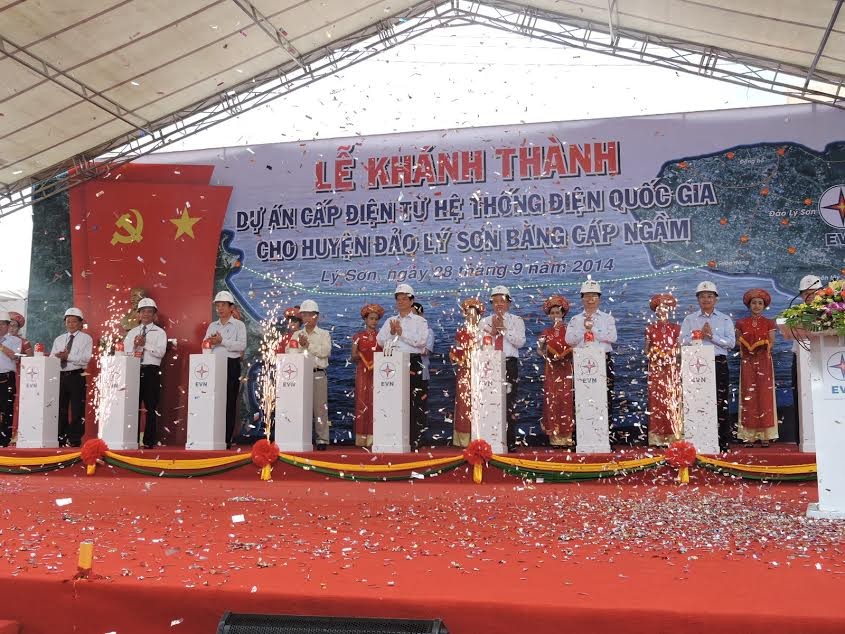 Thủ tướng Chính phủ Nguyễn Tấn Dũng và đại diện các bộ, ban ngành chính thức đóng điện cho Lý Sơn.