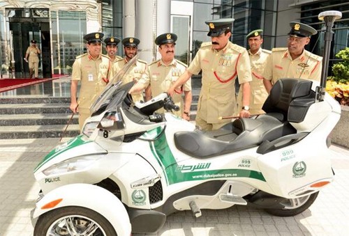Cảnh sát Dubai và Can-Am Spyder.