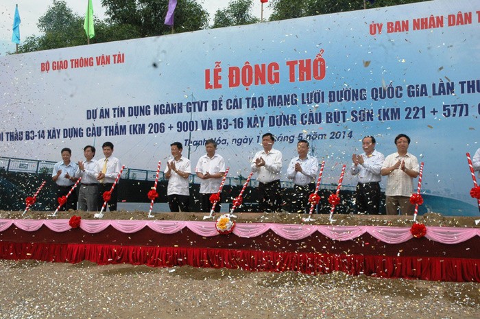 Lãnh đạo Bộ GTVT và UBND tỉnh Thanh Hoá thực hiện nghi lễ động thổ