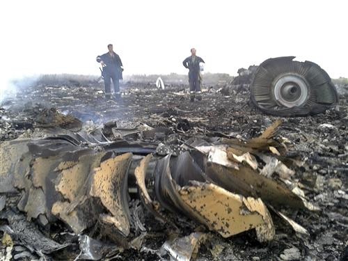 Hiện trường máy bay Malaysia rơi và bốc cháy ở đông Ukraine. Ảnh: Reuters