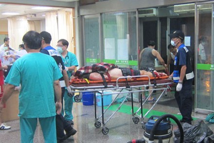 Các nhân viên cứu hộ đưa nạn nhân vào bệnh viện cấp cứu.