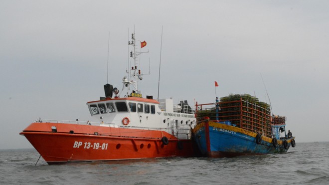  Tàu BP 13-19-01 và tàu cá BTh 98442 TS đang neo đậu tại khu vực Sao Mai – Vũng Tàu.