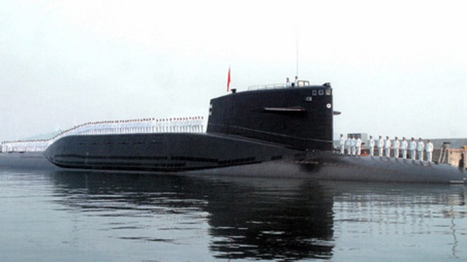 Tàu ngầm Type-092 neo đậu tại cảng. Ảnh: Blogspot.
