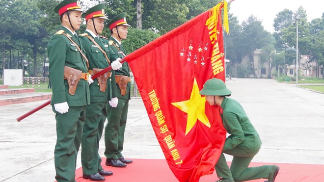  Binh nhì Chung Thị Cẩm Hồng (Bộ Tư lệnh Quân khu 7) vinh dự đại diện cho 100 nữ chiến sĩ tuyên thệ dưới Quân kỳ Quyết thắng